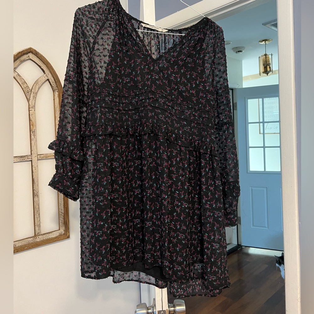 Black dress with flowers. Zara